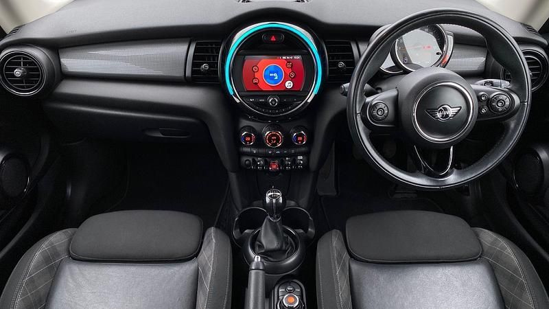 Used Mini Cooper Hatch 134 HP (98 kW) 2018 White Hatchback