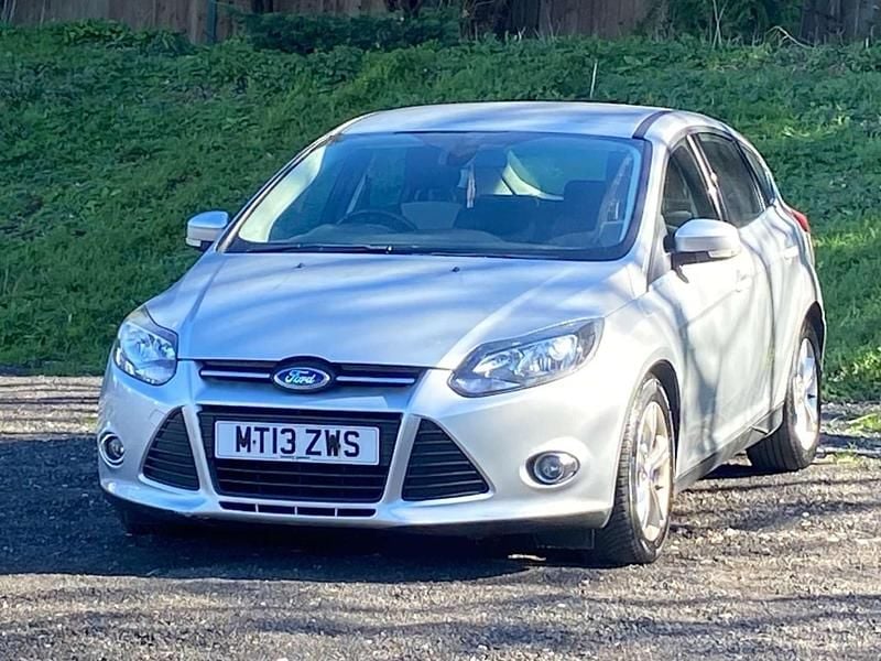 Usado Ford Focus Zetec 115 HP (84 kW) 2013 Prateado Citadino