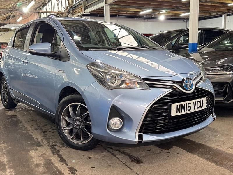 Used Toyota Yaris Hybrid 101 HP (74 kW) 2016 Blue Hatchback