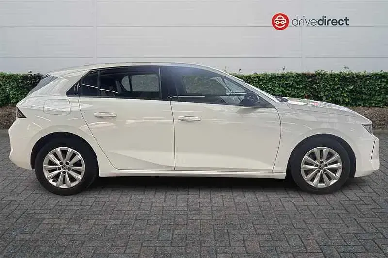 Used Vauxhall Astra Design Edition 110 HP (80 kW) 2023 White Hatchback