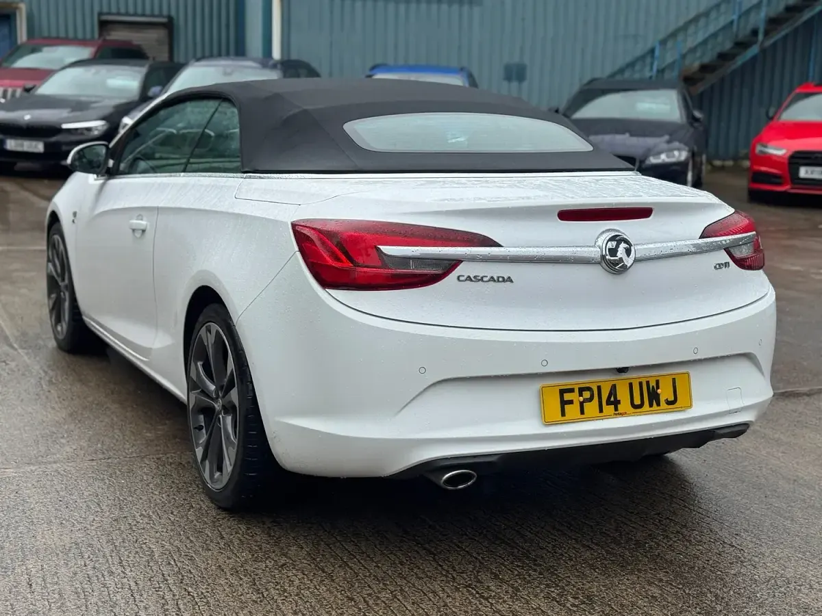 Used Vauxhall Cascada Elite 170 HP (125 kW) 2014 White Cabriolet