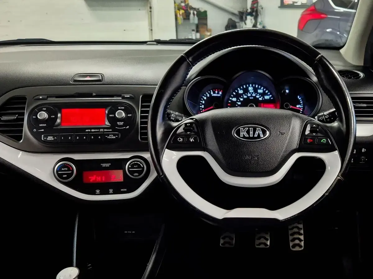 Used Kia Picanto 85 HP (62 kW) 2014 White Hatchback