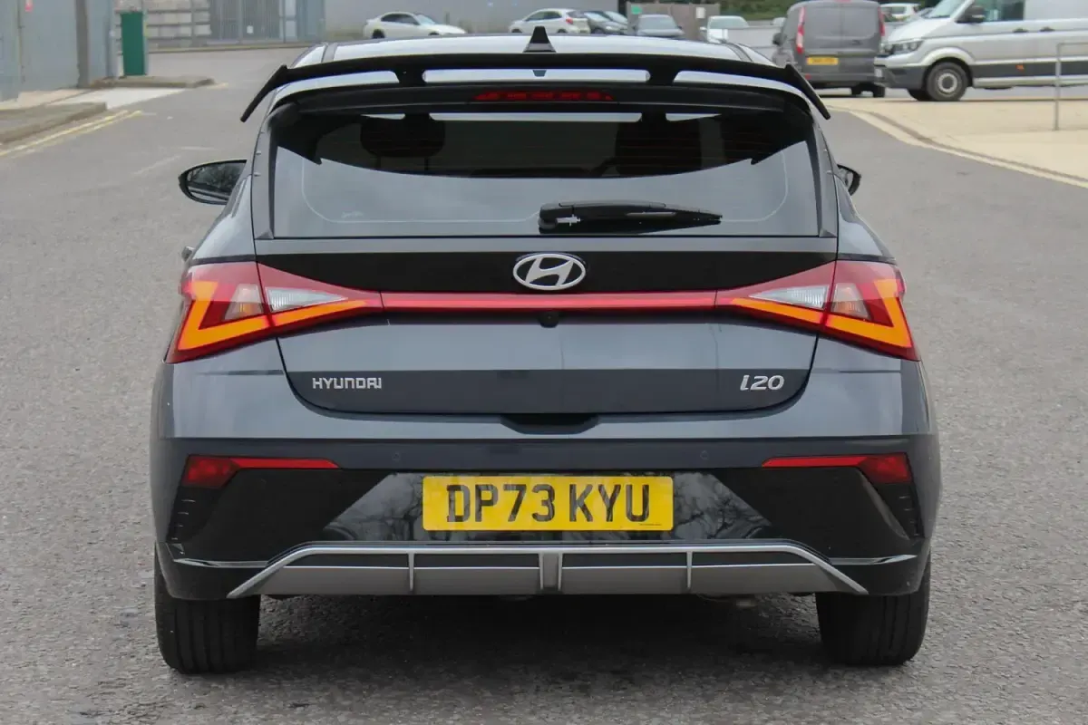 Begagnad Hyundai i20 Advanced 2023 Grå Halvkombi