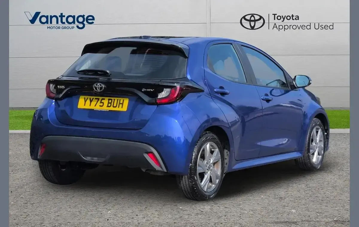 Used Toyota Yaris 113 HP (83 kW) 2025 Blue Hatchback