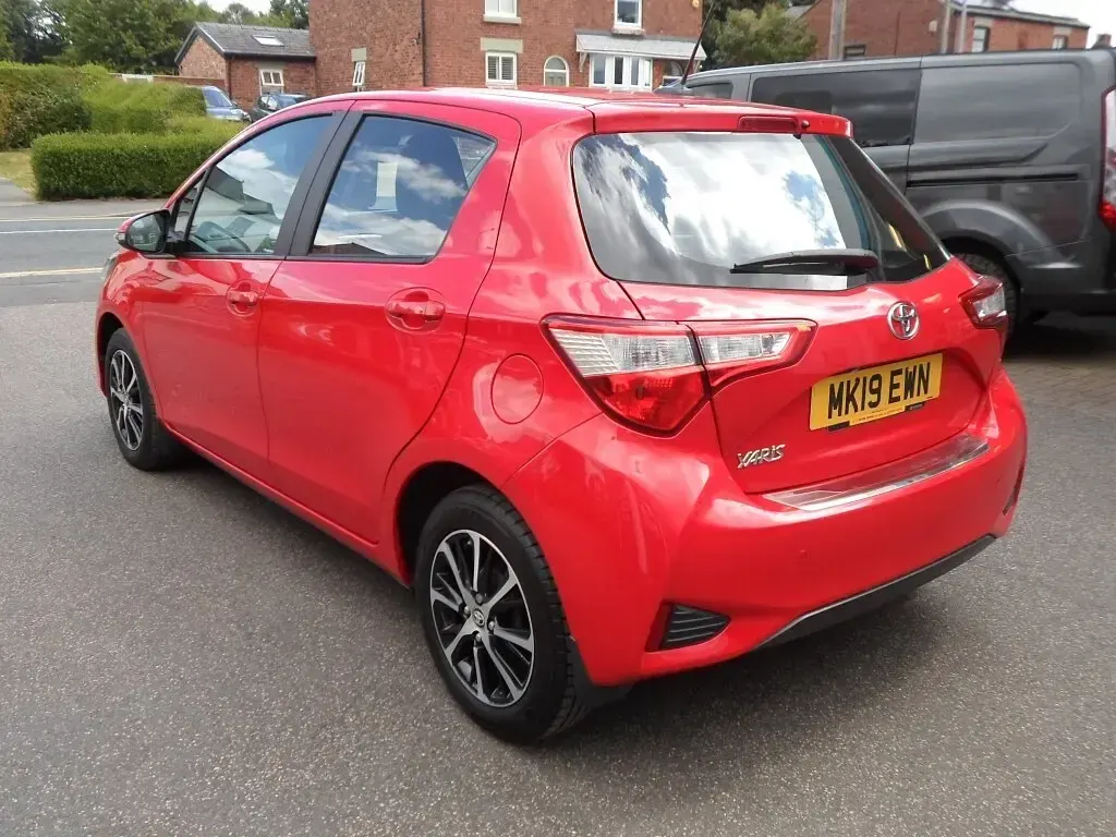 Used Toyota Yaris 111 HP (81 kW) 2019 Red Hatchback