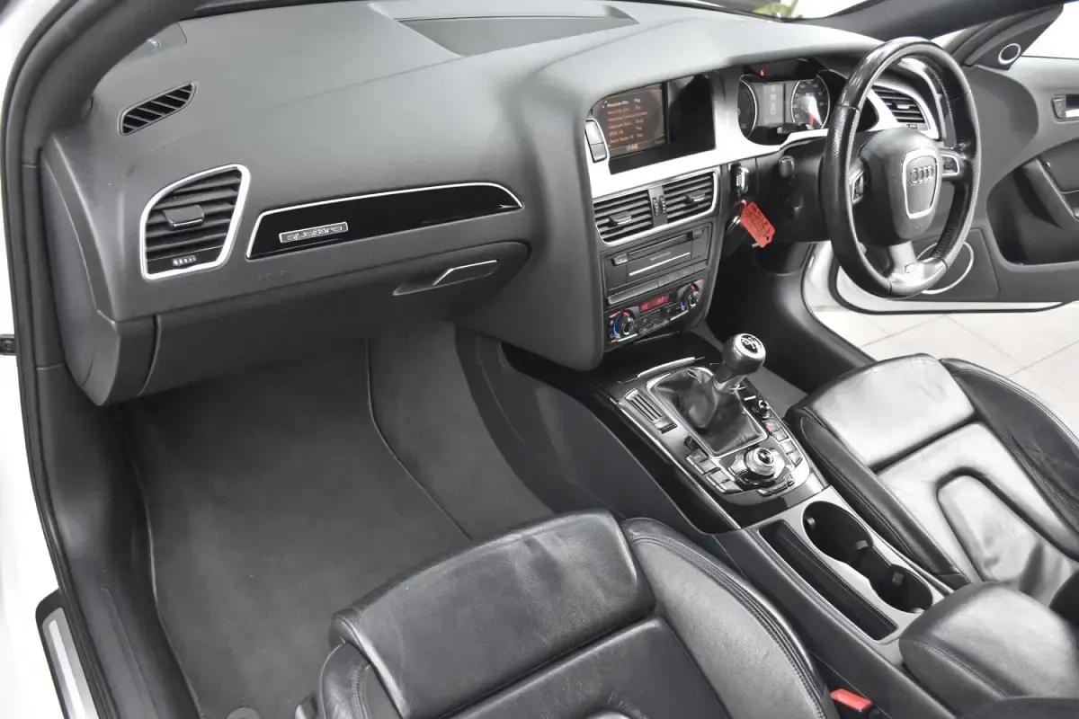 Used Audi A4 Black Edition 170 HP (125 kW) 2011 White Sedan