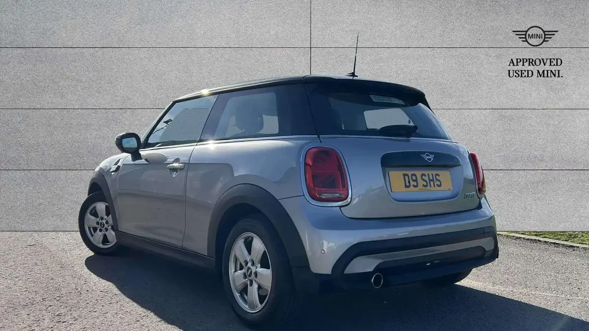 Usado Mini Cooper Classic 134 HP (98 kW) 2023 Prateado Citadino