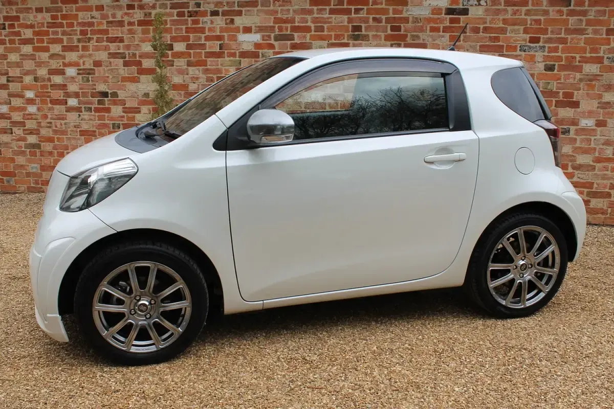 Used Toyota iQ 2015 Pearl white Hatchback
