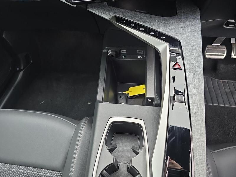 Second-hand Peugeot e-3008 Allure 152 kW (207 CP) 2024 Gri SUV