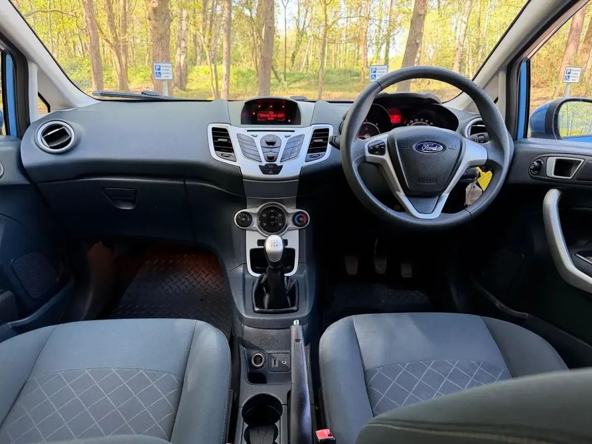 Begagnad Ford Fiesta 70 HK (51 kW) 2012 Blå Halvkombi