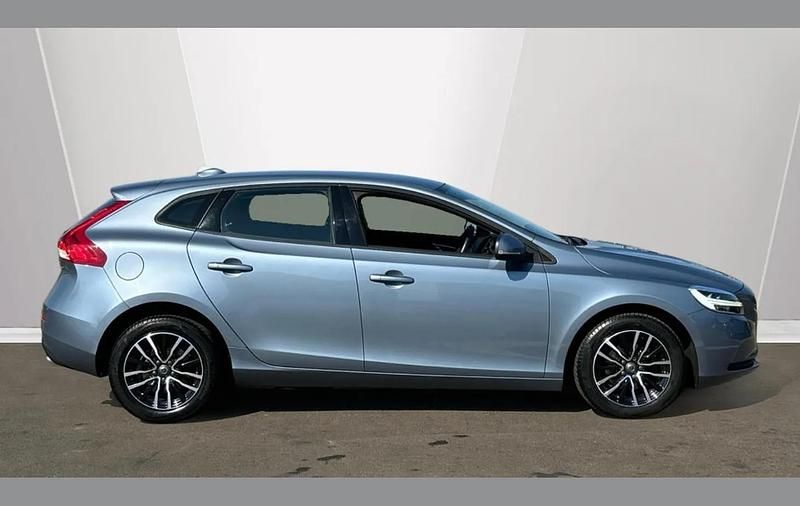 Used Volvo V40 Momentum 118 HP (86 kW) 2019 Blue Hatchback