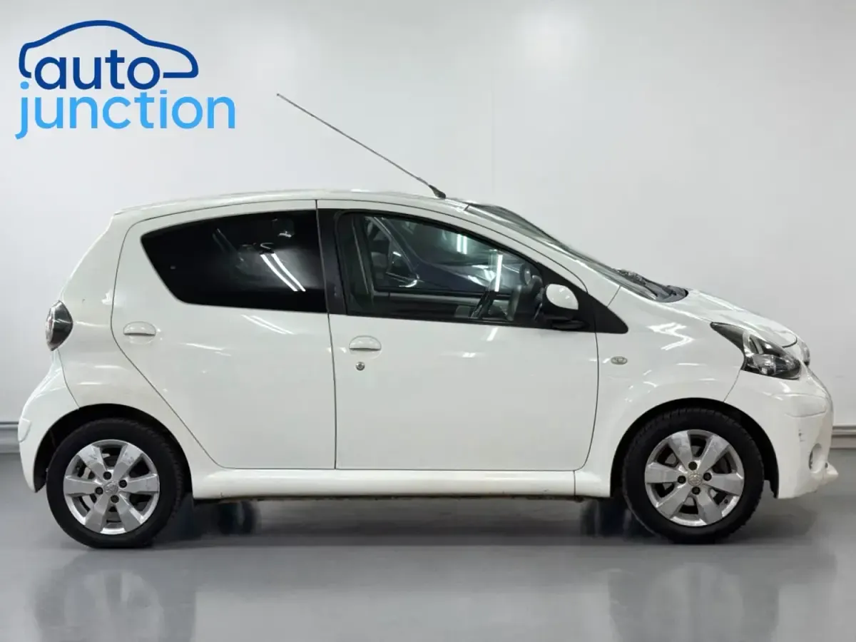Begagnad Toyota Aygo 68 HK (50 kW) 2012 Vit Halvkombi