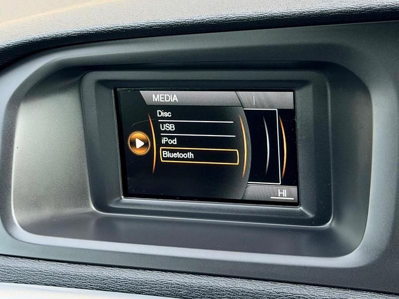 Used Volvo V40 R-Design 190 HP (139 kW) 2015 Red Hatchback