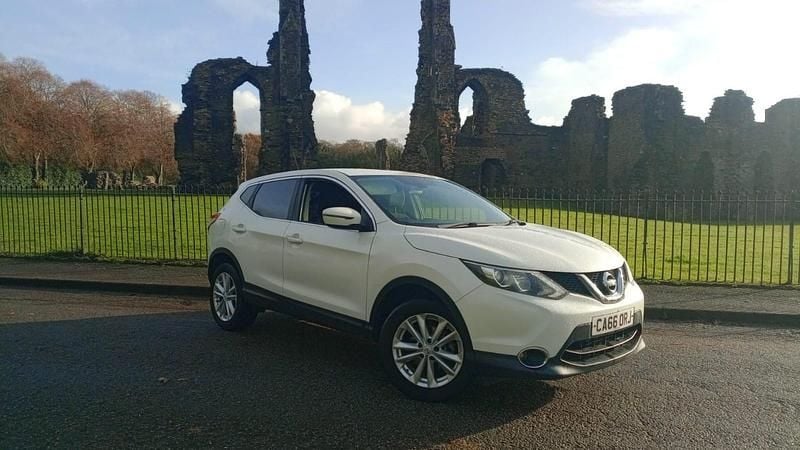 White Used 2017 Nissan Qashqai Acenta SUV | £5,999 (Super price) - Image 1/4