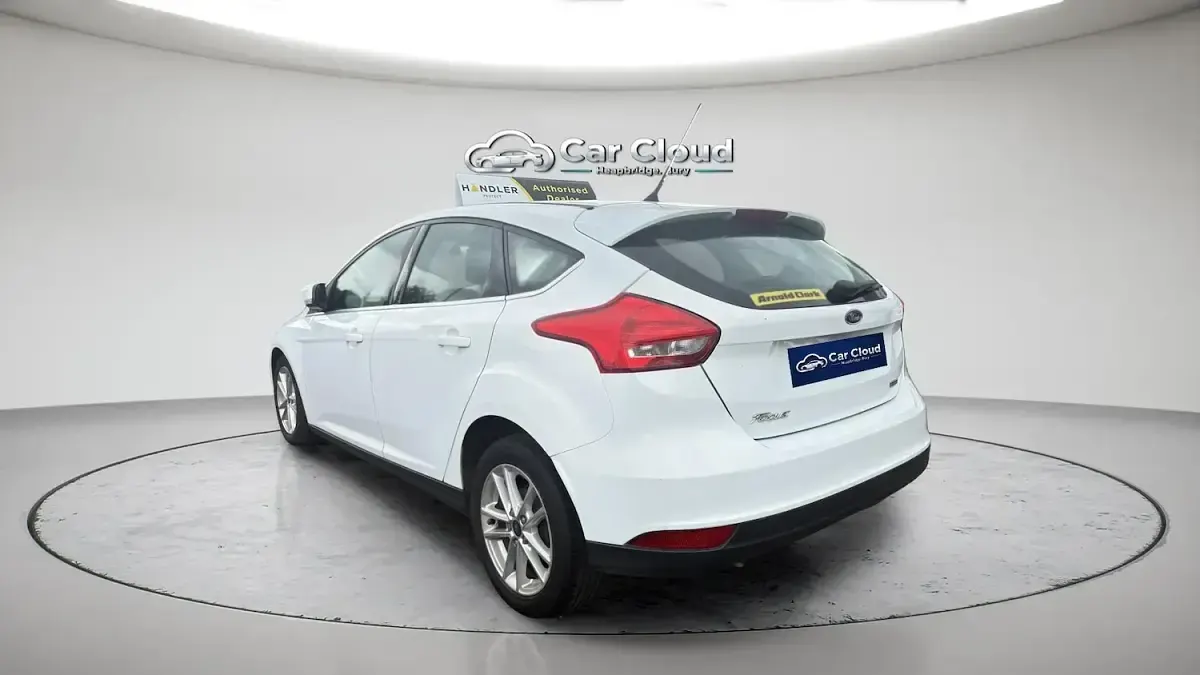 Used Ford Focus Zetec 123 HP (90 kW) 2015 White Hatchback