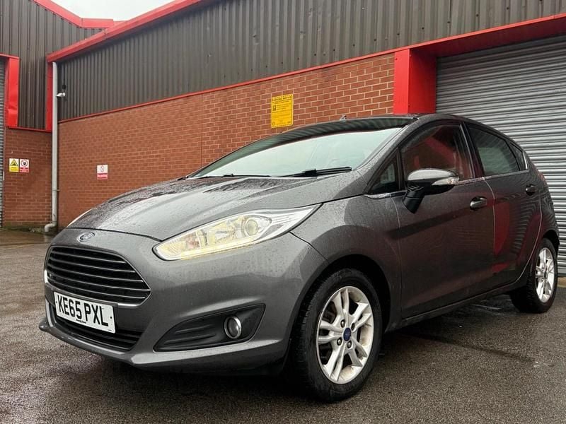 Begagnad Ford Fiesta Zetec 2016 Grå Halvkombi
