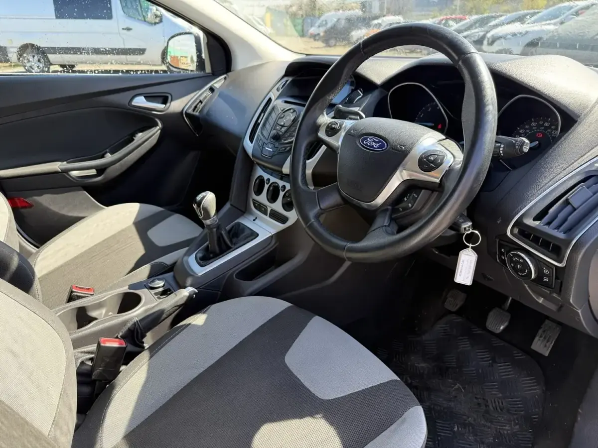 Used Ford Focus Zetec 2012 White Hatchback
