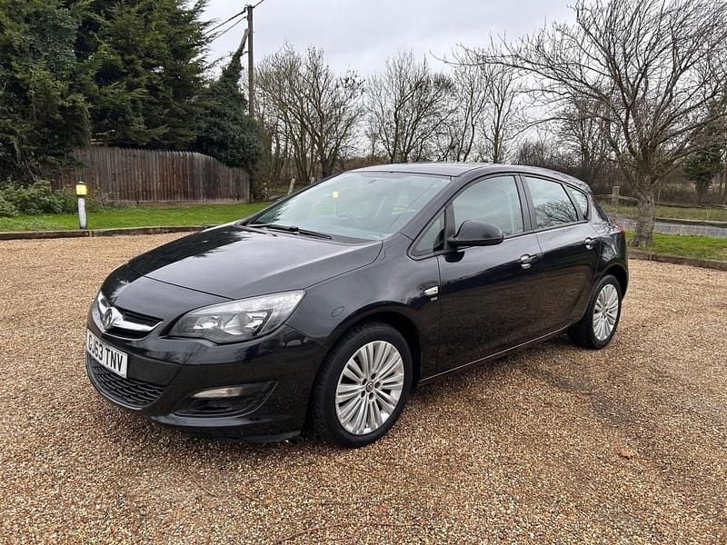 Black Used 2013 Vauxhall Astra Hatchback | £2,750 (Fair price) - Image 1/4