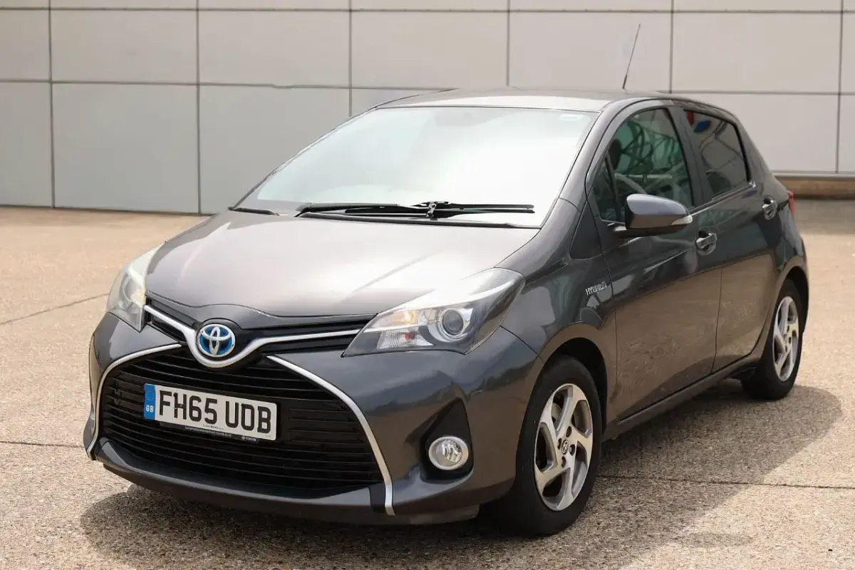 Used Toyota Yaris 101 HP (74 kW) 2016 Grey Hatchback