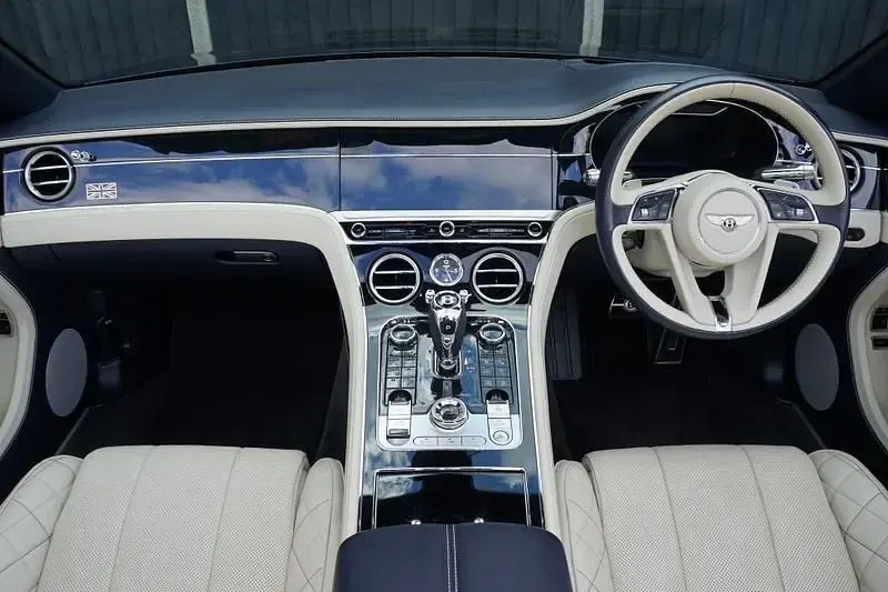 Begagnad Bentley Continental 635 HK (467 kW) 2020 Blå Cab