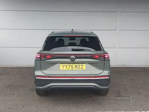 Used VW Touran Elegance 150 HP (110 kW) 2025 Green MPV