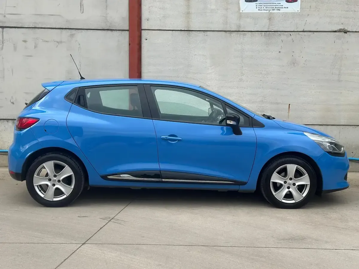 Used Renault Clio Dynamique 75 HP (55 kW) 2016 Blue Hatchback