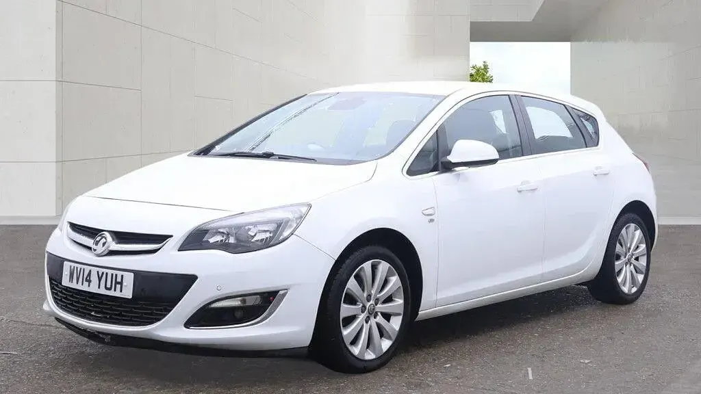 Used Vauxhall Astra Elite 2014 White Hatchback