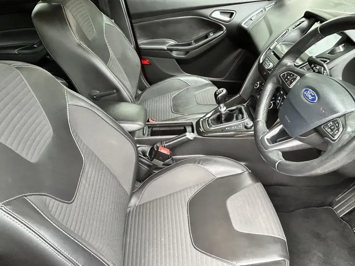 Begagnad Ford Focus Titanium X 2018 Röd Halvkombi