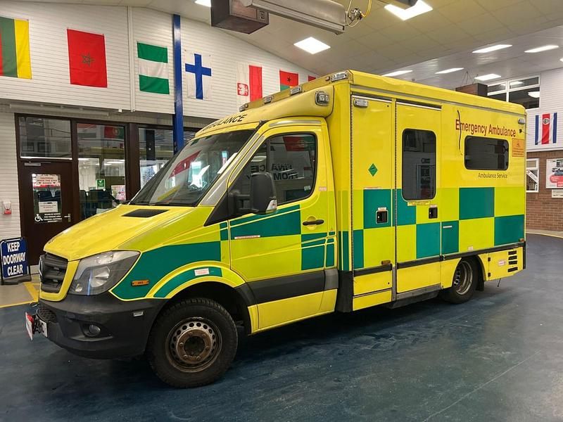 Used Mercedes Sprinter 190 HP (139 kW) 2015 Yellow Van