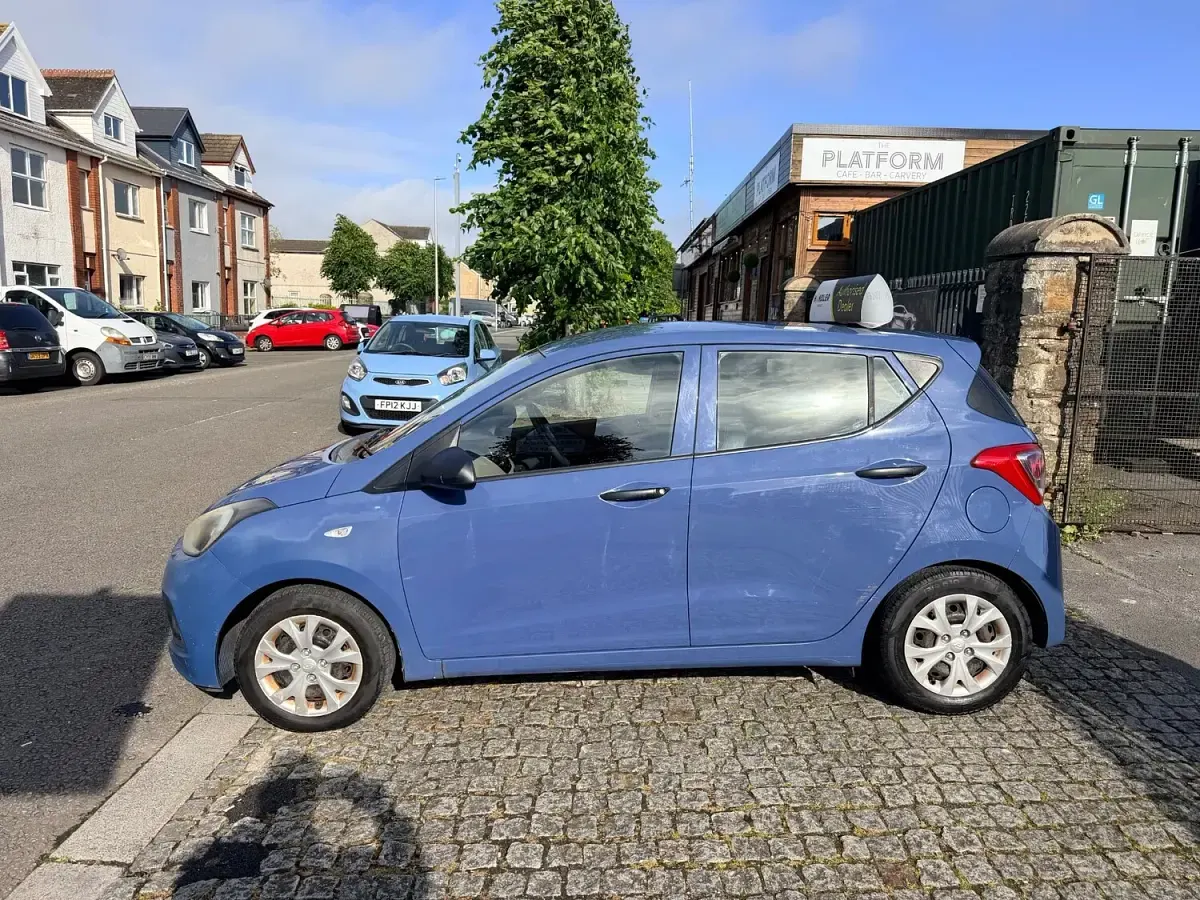 Used Hyundai i10 67 HP (49 kW) 2015 Blue Hatchback