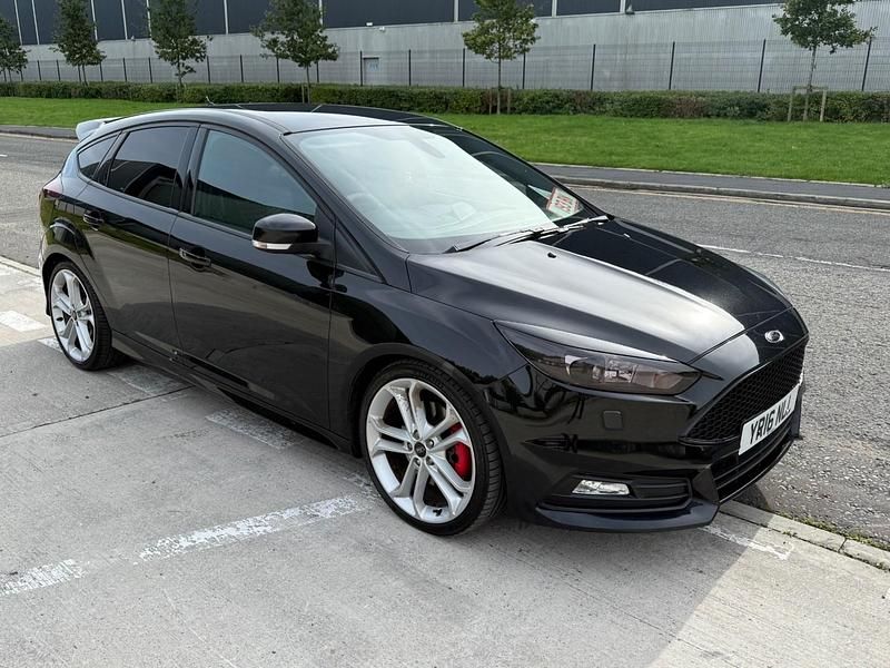Used Ford Focus ST 250 HP (183 kW) 2016 Black Hatchback