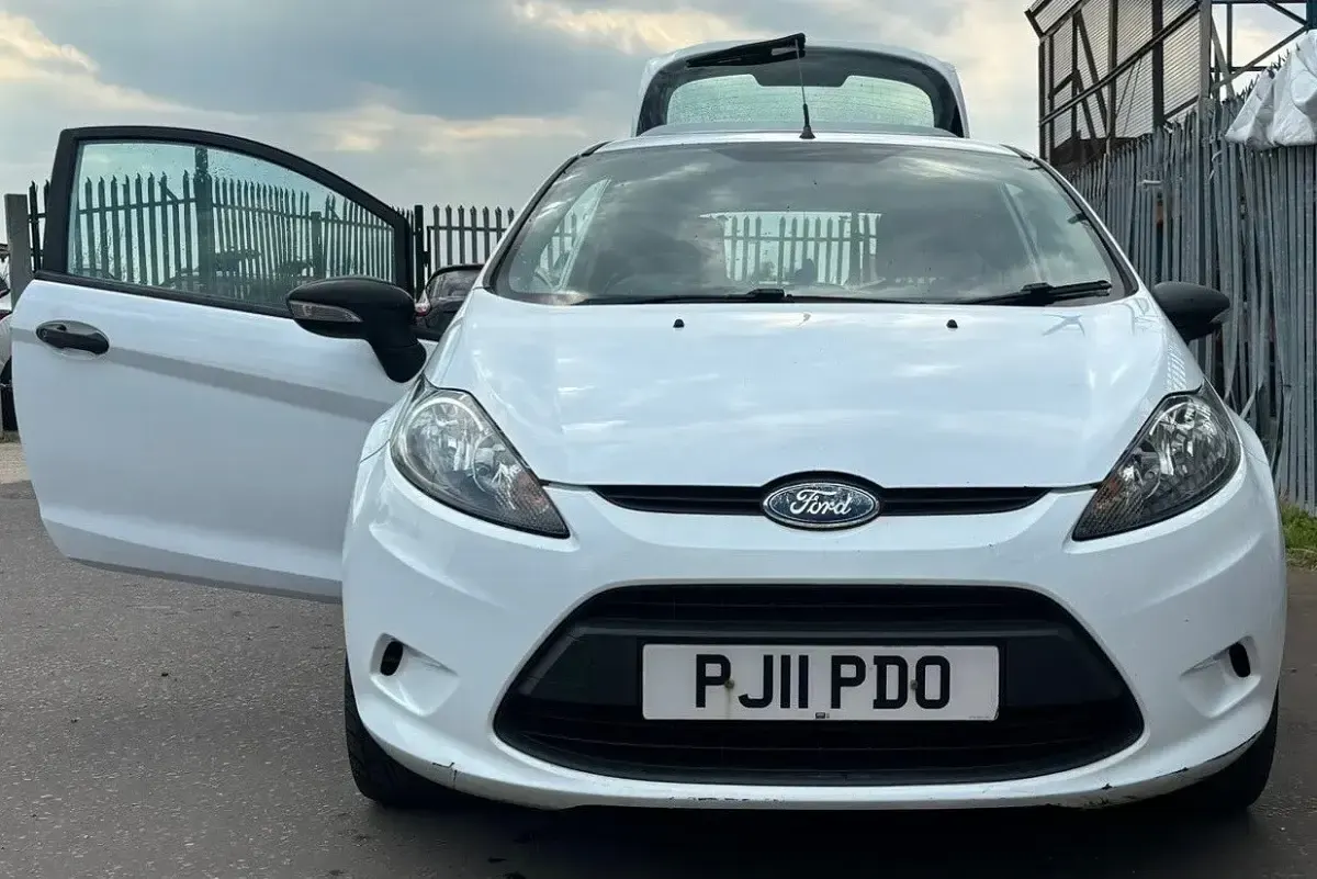 Used Ford Fiesta 70 HP (51 kW) 2011 White Van