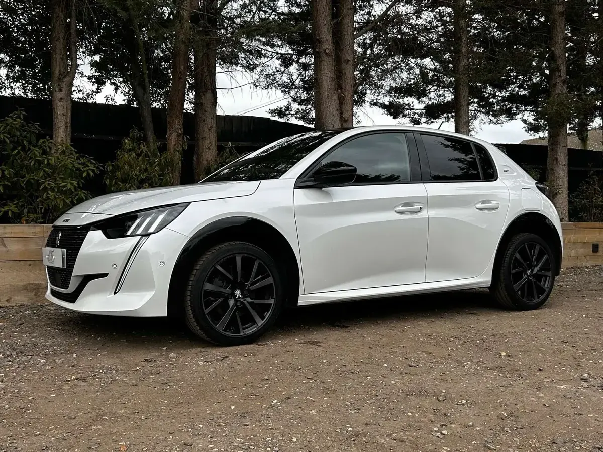 Used Peugeot 208 Premium 102 HP (75 kW) 2021 White Hatchback