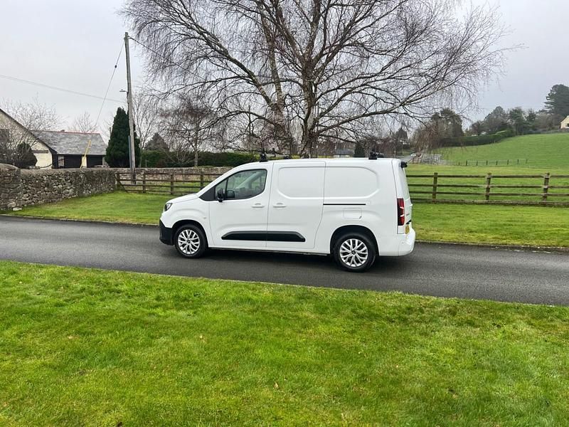 Usado Fiat Doblò 100 CV (73 kW) 2024 Blanco Monovolumen