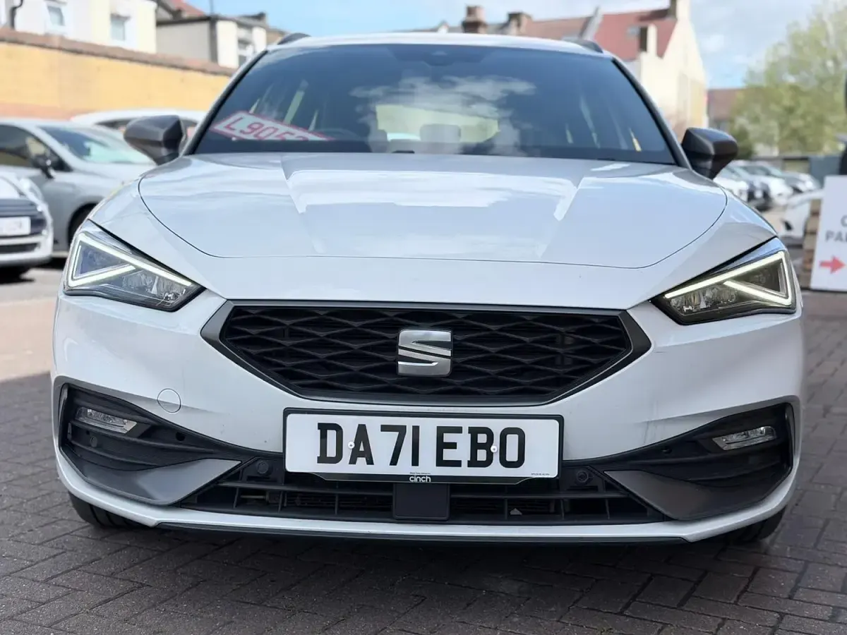 Used Seat Leon FR Sport 204 HP (150 kW) 2021 White Estate