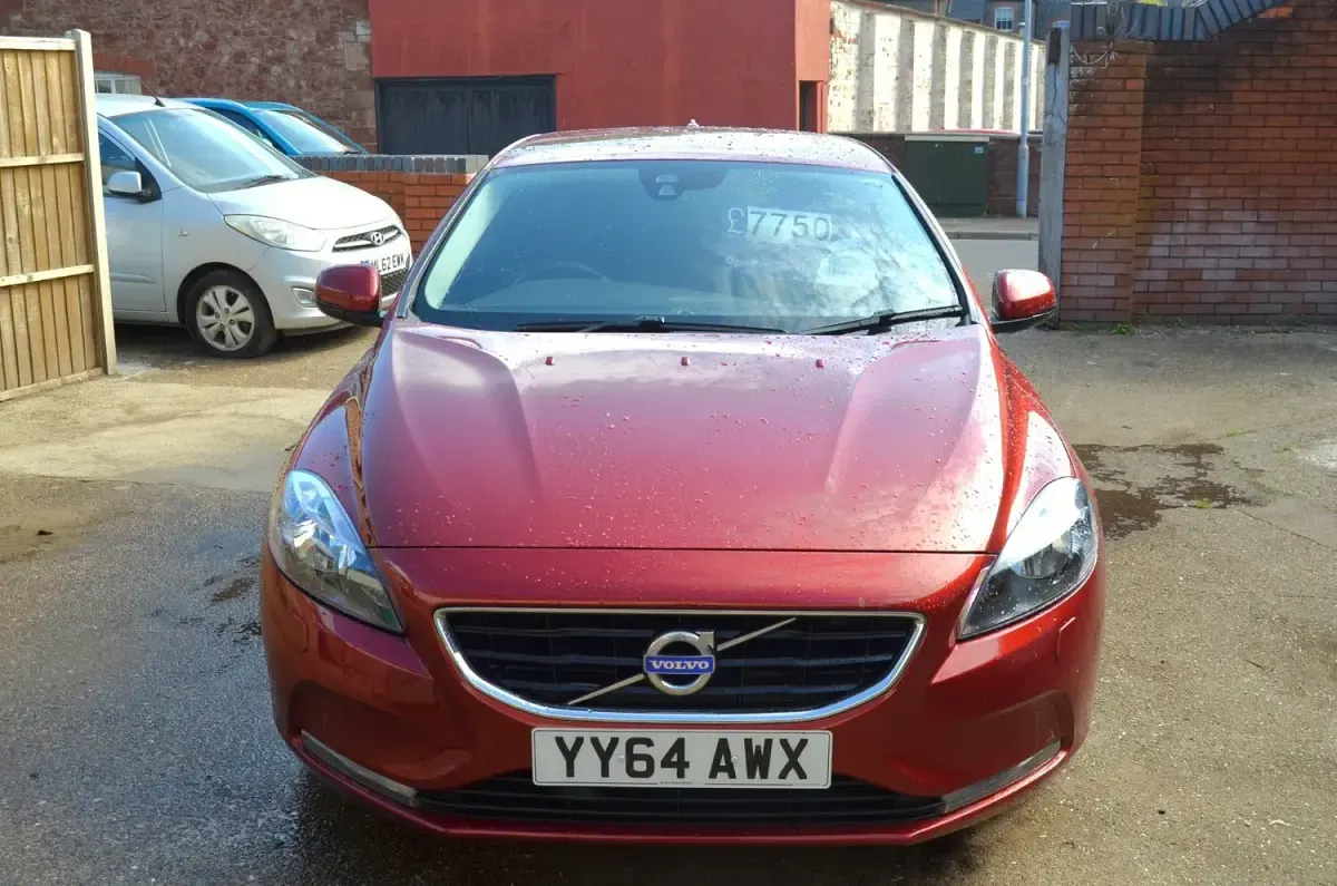 Used Volvo V40 SE 118 HP (86 kW) 2014 Red Hatchback