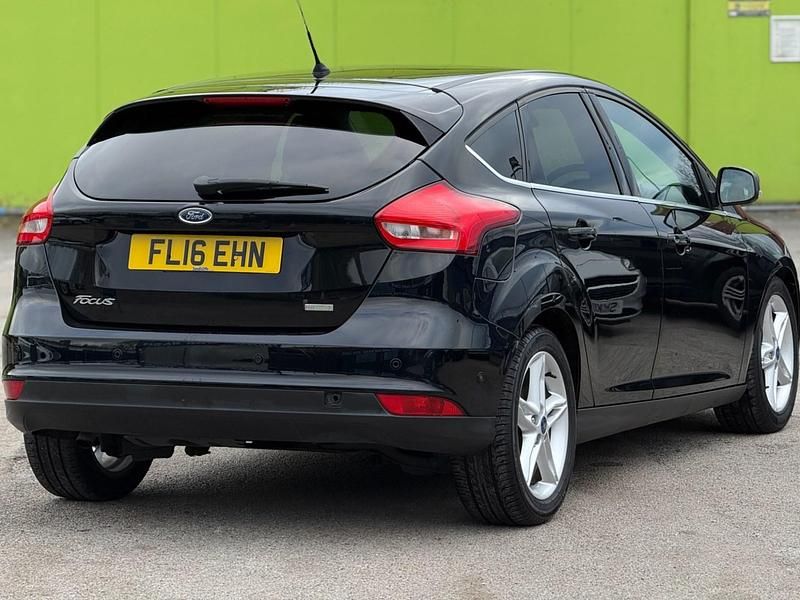 Begagnad Ford Focus Titanium 2016 Svart Halvkombi