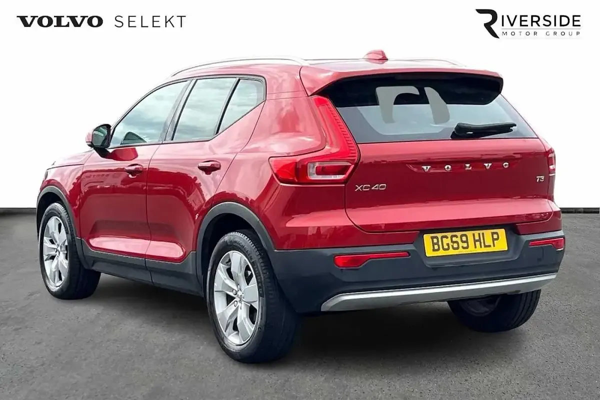 Used Volvo XC40 Momentum 163 HP (119 kW) 2020 725 fusion red SUV