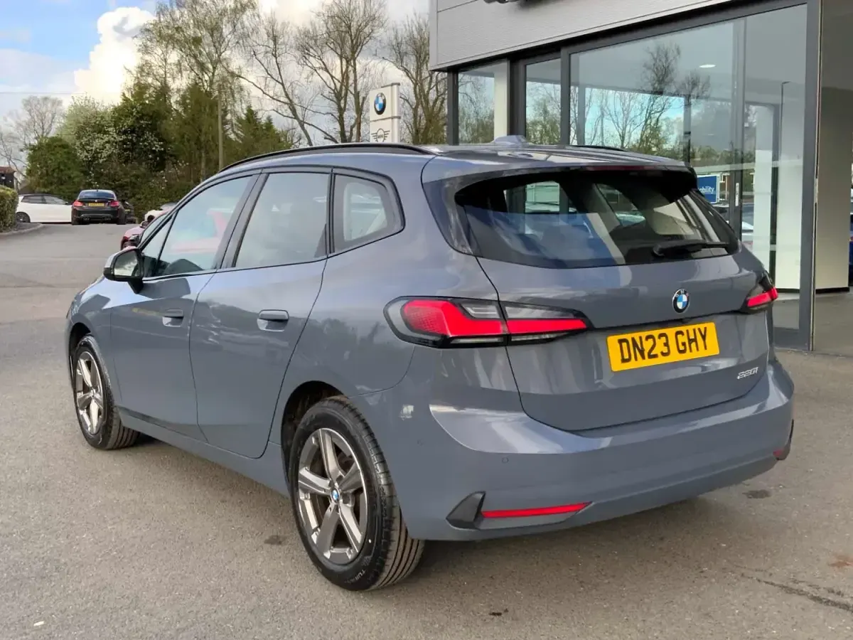 Usado BMW 220 Sport Line 2023 Gris Utilitario