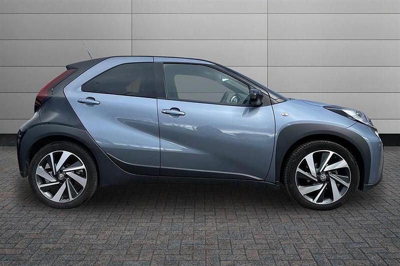 Used Toyota Aygo X 72 HP (52 kW) 2024 Persian salt with black SUV