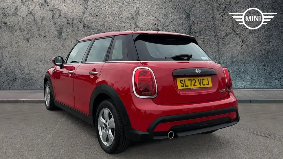 Begagnad Mini Cooper Classic 134 HK (98 kW) 2022 Röd Halvkombi