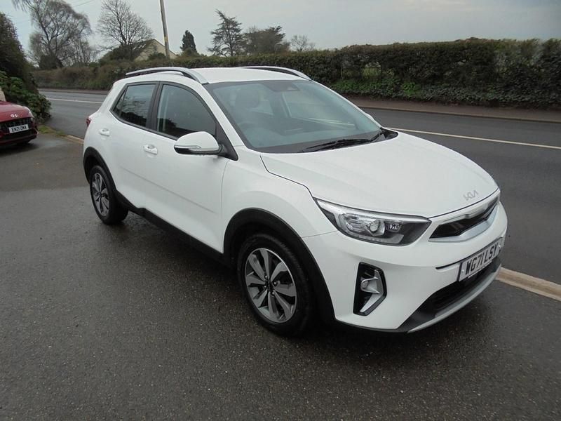 White Used 2022 Kia Stonic SUV | £12,750 (Good price) - Image 1/4