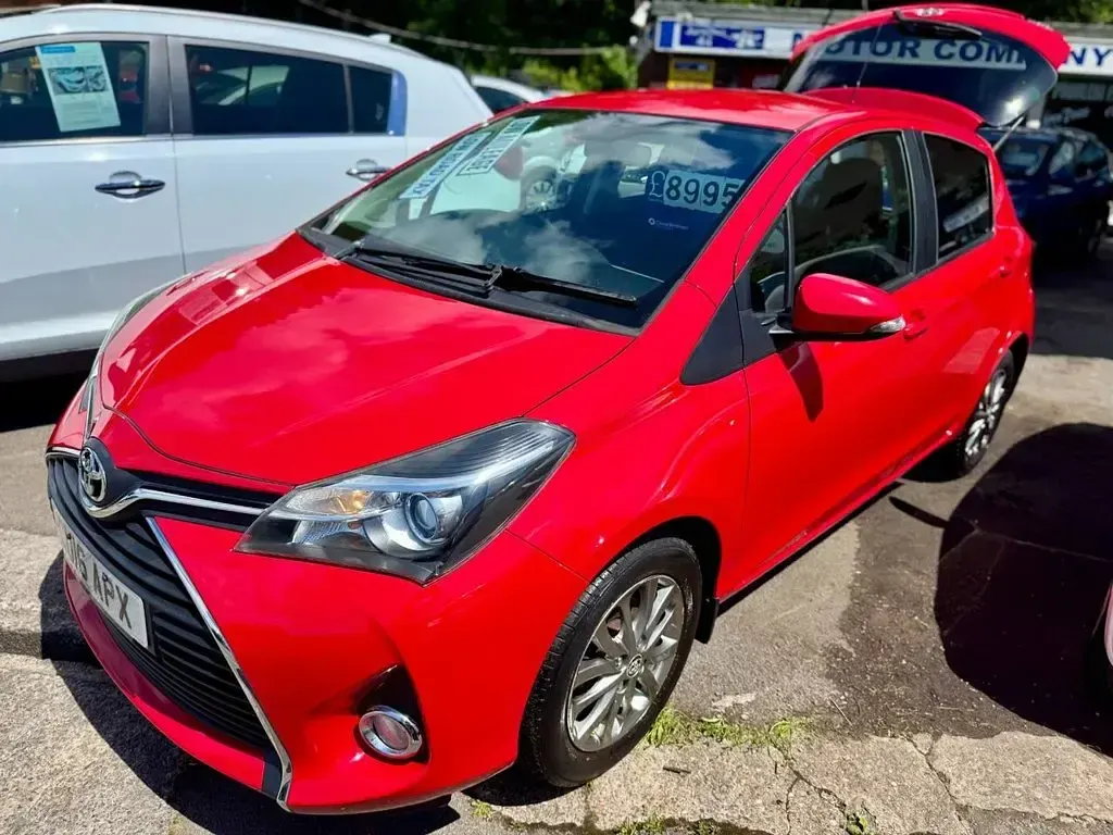 Used Toyota Yaris 99 HP (72 kW) 2016 Red Hatchback
