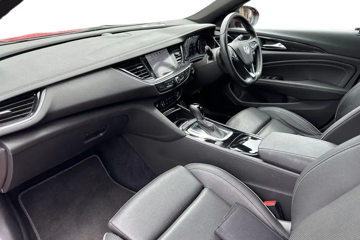 Used Vauxhall Insignia SRi 170 HP (125 kW) 2017 Red Estate