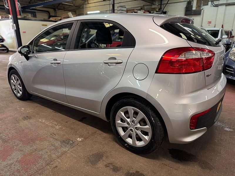 Usado Kia Rio Air 2016 Plateado Utilitario