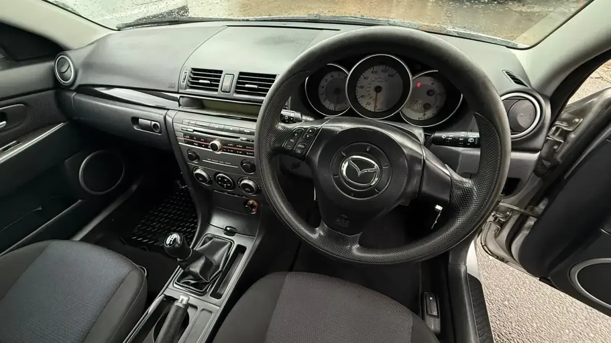 Usado Mazda 3 105 HP (77 kW) 2007 Prateado Citadino