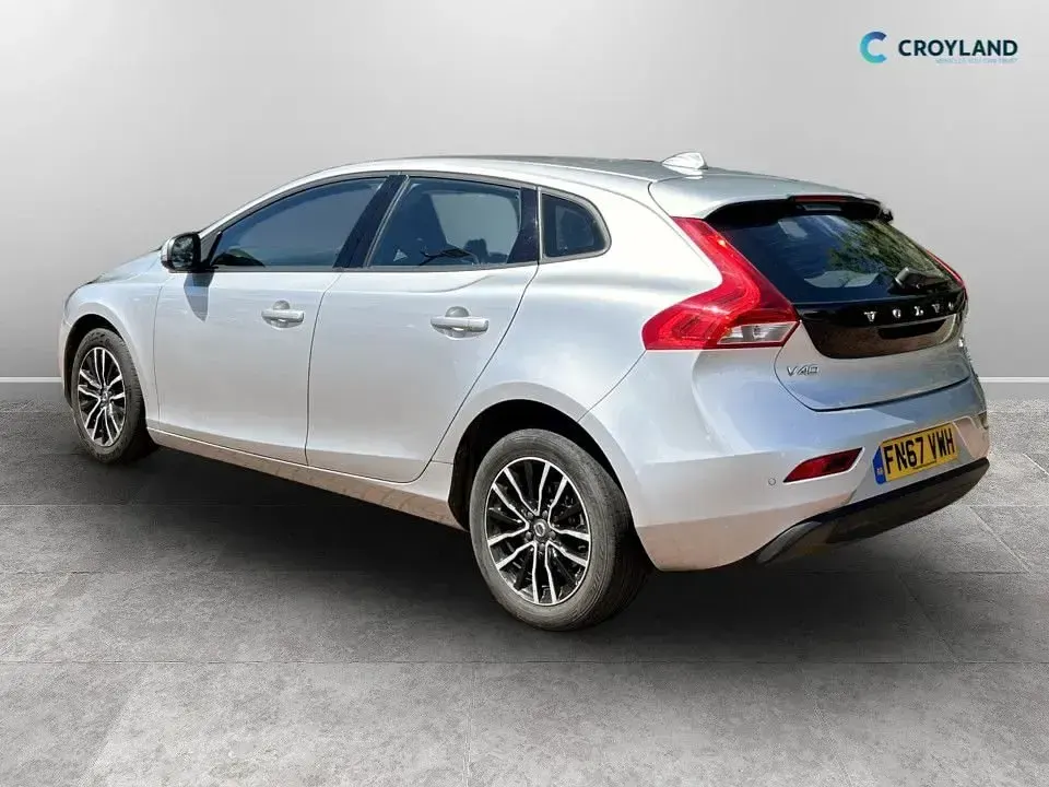 Used Volvo V40 Momentum 122 HP (89 kW) 2017 Silver Hatchback