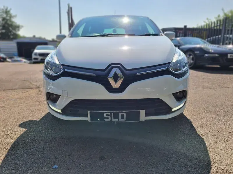 Used Renault Clio Iconic 110 HP (80 kW) 2018 White Hatchback