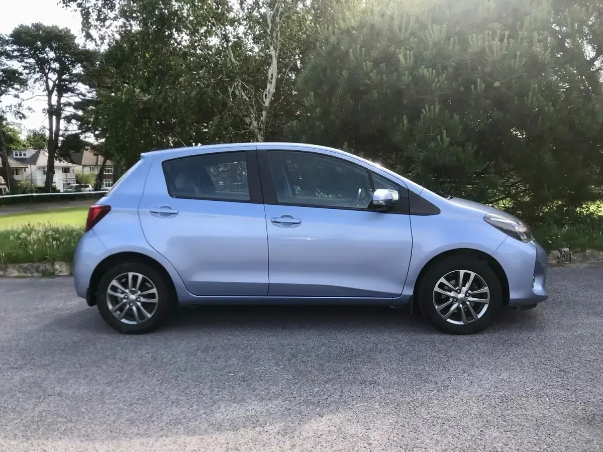Used Toyota Yaris 99 HP (72 kW) 2015 Blue Hatchback
