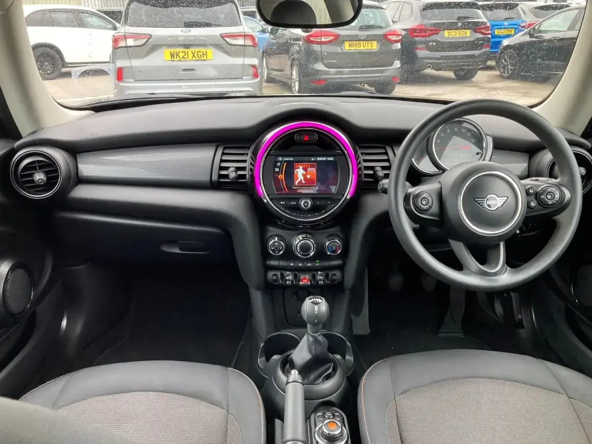 Używany Mini Cooper Classic 2019 Srebrny Hatchback